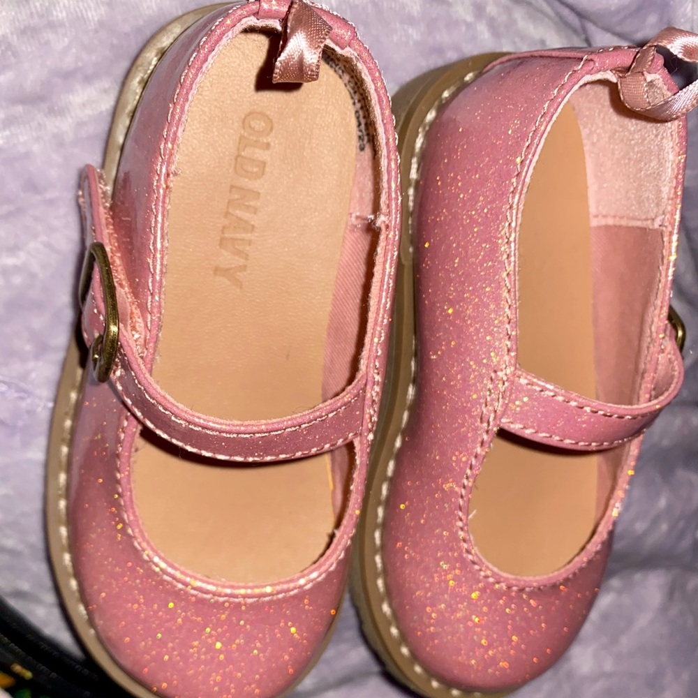 Selling these size 6 toddler Mary Jane Never worn before. Old Navy brand